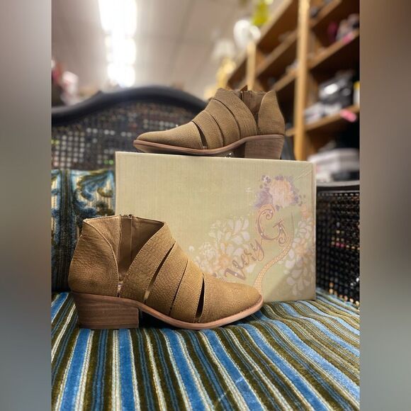Very G Ladies Hop Along Tan Cut Out Booties - Picture 1 of 6